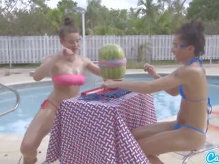 Camsoda teini-ikä kanssa iso perse ja iso tiainen launch a watermelon räjähtää kanssa kumia ba