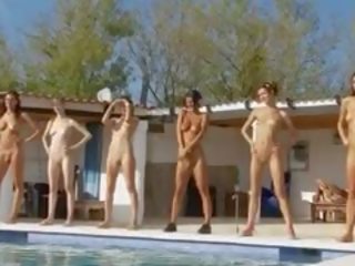 Enam telanjang schoolmates oleh itu kolam renang dari rusia