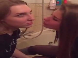 [periscope] două russians lesbiene procesul de luare a afară pe baie