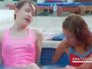 Dũng mạnh natasha nhút nhát và ivana cooling của họ cunts trong các hồ bơi