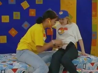 Dy lezbike adoleshencë duke luajtur mjekësore njeri