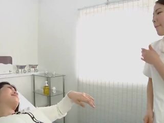 Japoniškas lesbietiškas geidulingas spjaudyti masažas klinika subtitruota