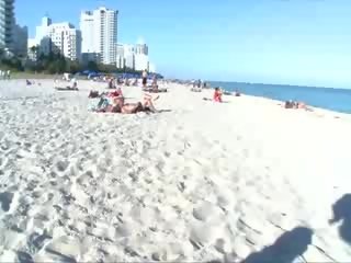 Vällustig babes suga fittor vid strand och kan inte få tillräckligt