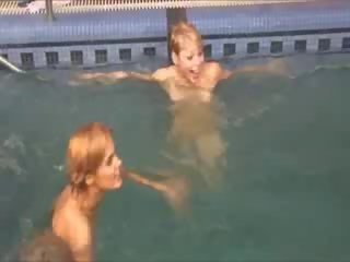 Três italiana bebês em o piscina