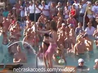 Super trup garë në pishinë festë key perëndim
