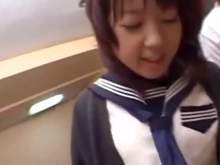 女の子 urinate 上の a ベイブ